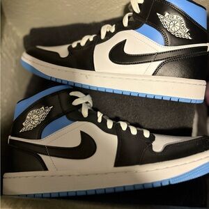 Jordan Men's Black and Blue Sneakers